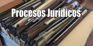 Imagen que representa procesos judiciales con documentos legales, juez y balanza