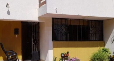 Fachada de una casa en venta en el barrio Viejo Prado de Barranquilla, con diseño tradicional y entrada amplia