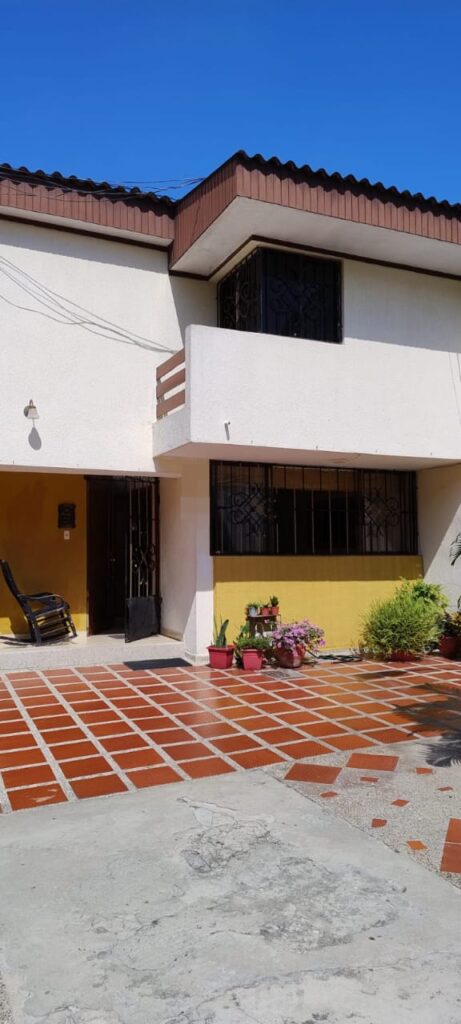 Fachada de una casa en venta en el barrio Viejo Prado de Barranquilla, con diseño tradicional y entrada amplia